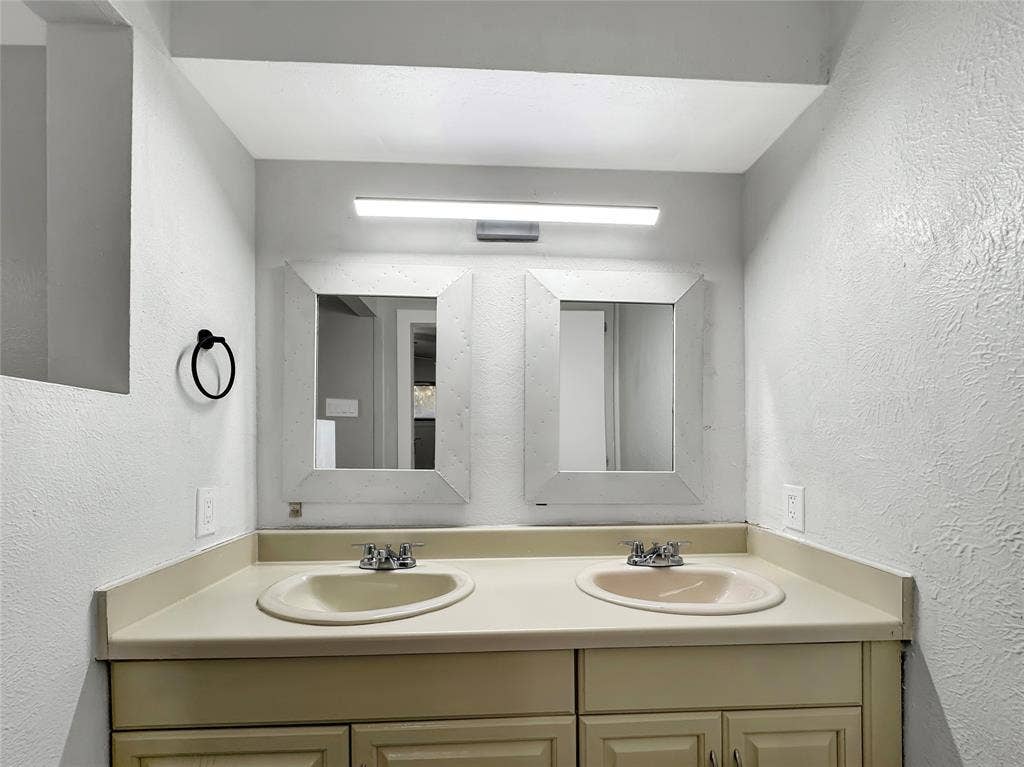 4331 Kolloch Drive, Dallas, TX 75216 Primary Bath