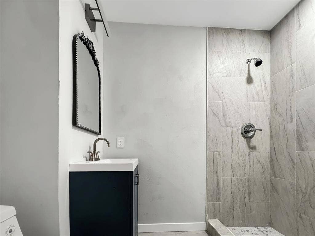 4331 Kolloch Drive, Dallas, TX 75216 Hall Bath Renovated