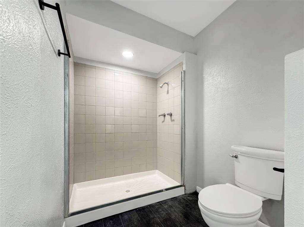 4331 Kolloch Drive, Dallas, TX 75216 Updated Bathroom