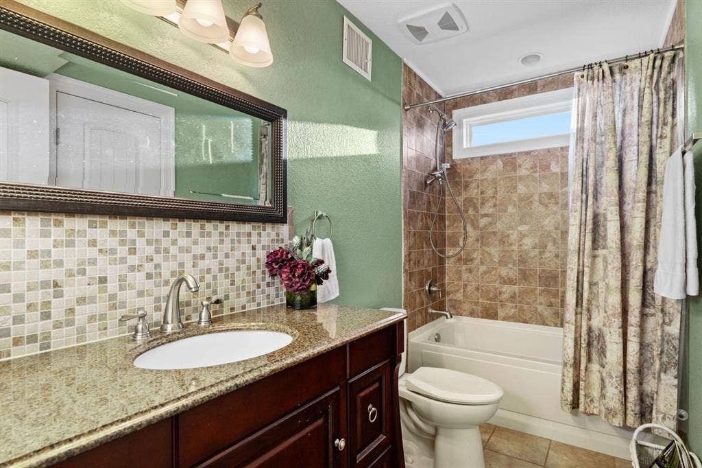 556 Apollo, Canyon Lake, TX 78133 2nd floor bathroom