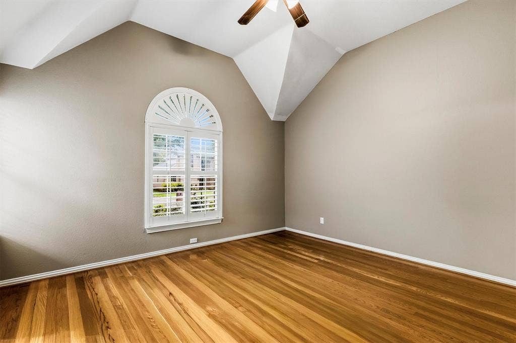 3916 Montrose Drive, Plano, TX 75025 Wood-finish flooring, vaulted ceiling, arched window with plantation shutters, ceiling fan