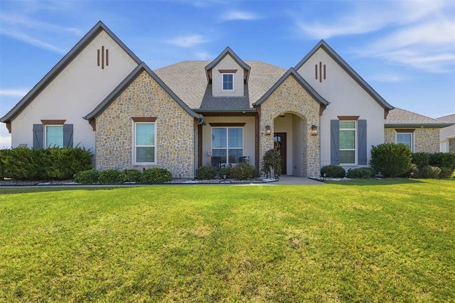 Property photo for 860 San Saba E, Midlothian, TX