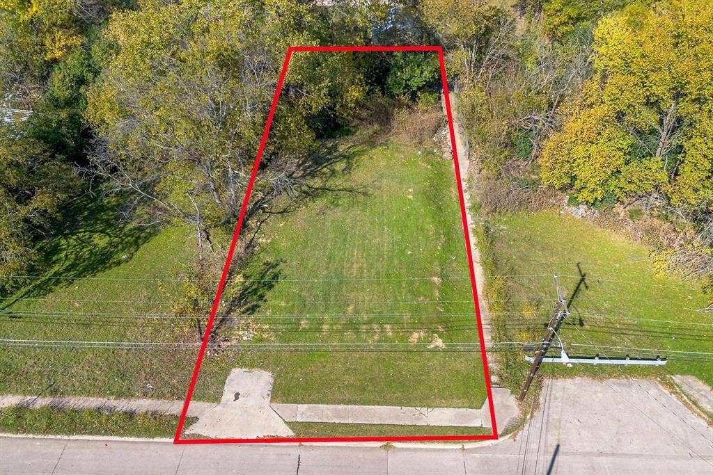 2433 52nd Street, Dallas, TX 75216 Expansive grass lot with mature trees and paved street frontage