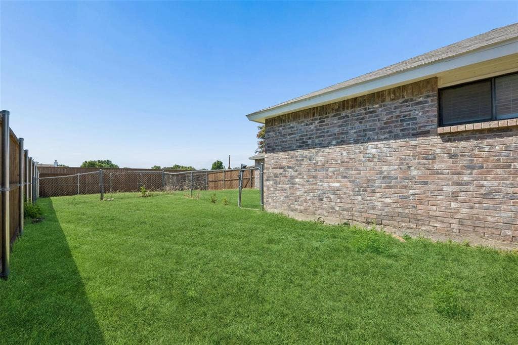 825 Weaver Street, Cedar Hill, TX 75104