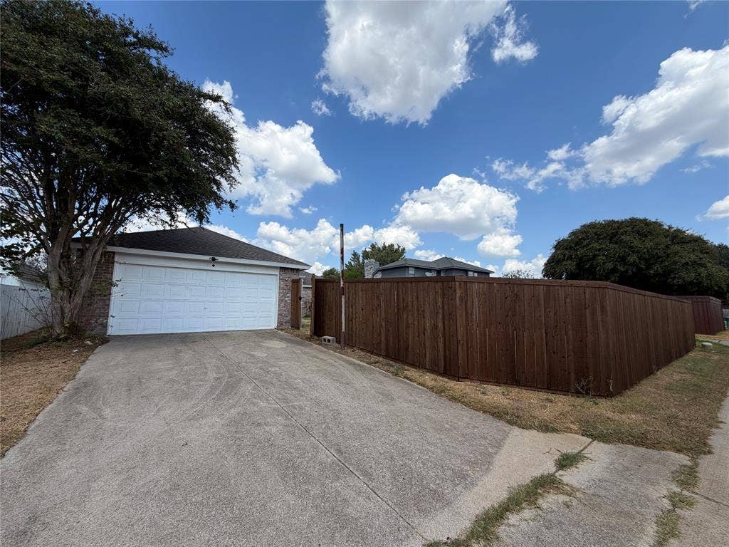 825 Weaver Street, Cedar Hill, TX 75104