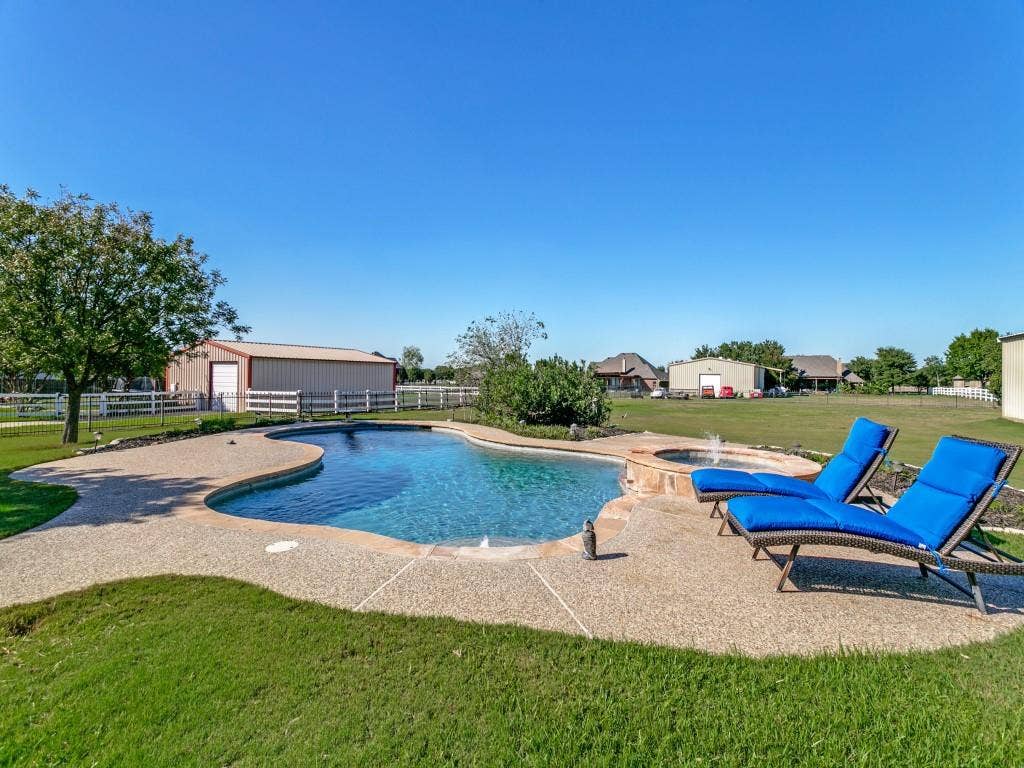 508 Singing Quail Trail, Haslet, TX 76052 Freeform swimming pool with integrated spa and exposed aggregate decking