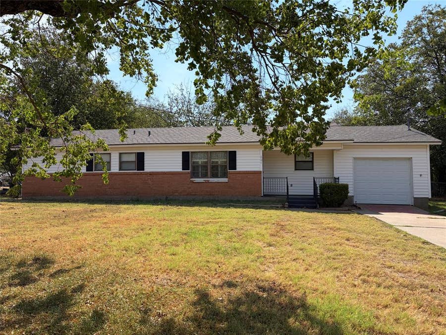 Property photo for 804 E Adams Street, Itasca, TX