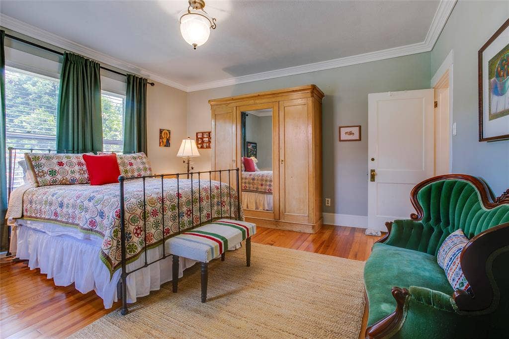 105 S Winnetka Avenue, Dallas, TX 75208 105 S Winnetka Avenue, Dallas, TX 75208