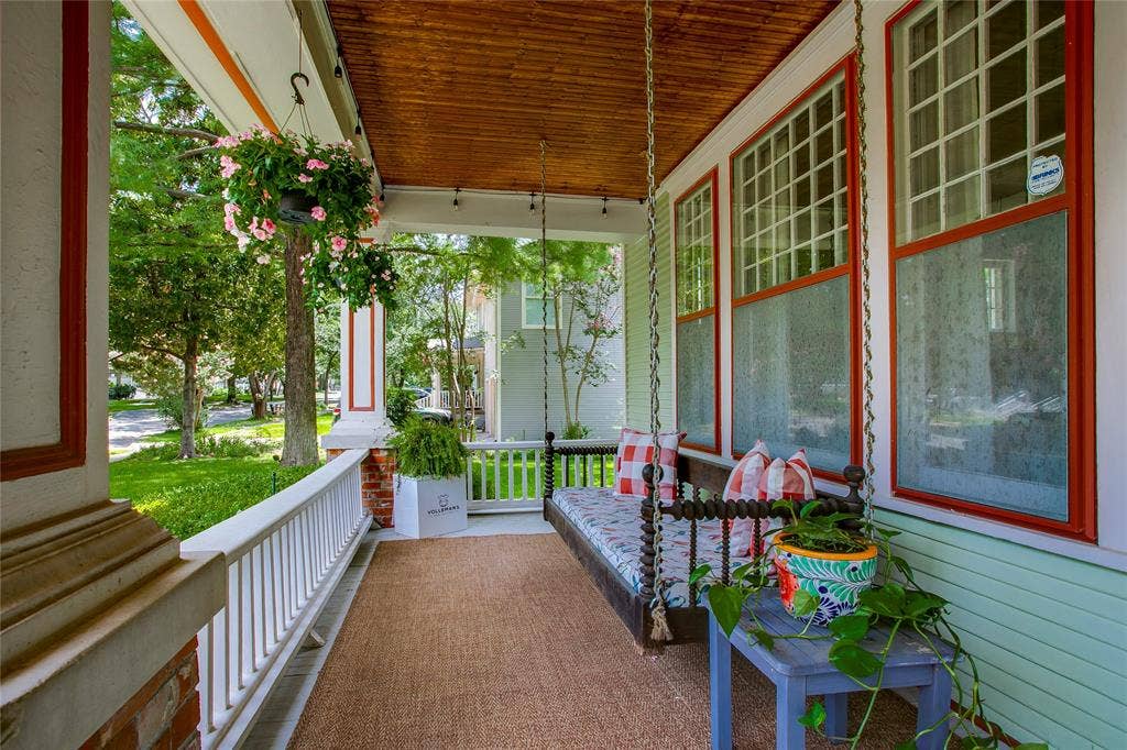 105 S Winnetka Avenue, Dallas, TX 75208 105 S Winnetka Avenue, Dallas, TX 75208