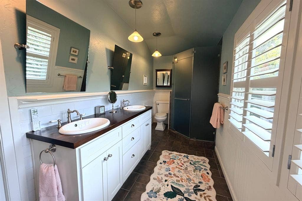 105 S Winnetka Avenue, Dallas, TX 75208 105 S Winnetka Avenue, Dallas, TX 75208