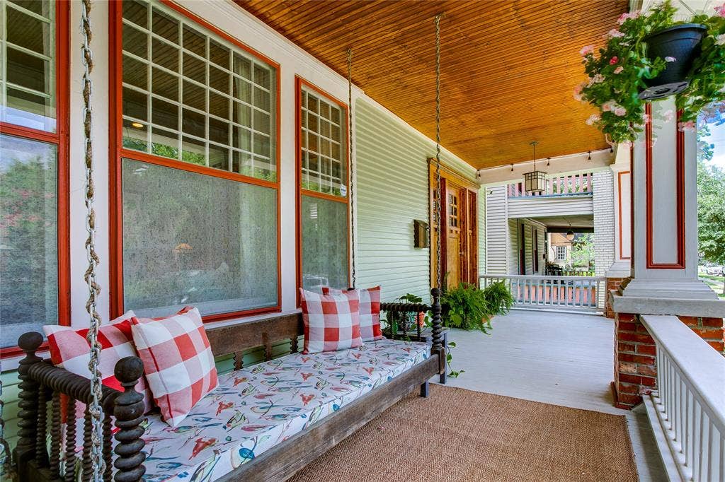 105 S Winnetka Avenue, Dallas, TX 75208 Full front porch