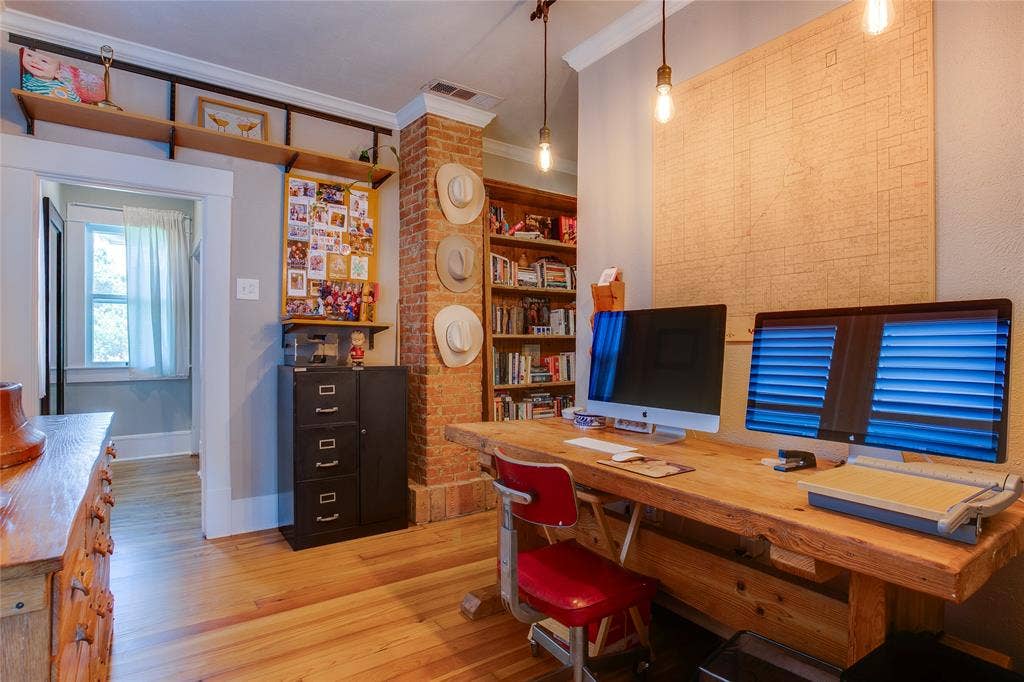 105 S Winnetka Avenue, Dallas, TX 75208 Home office adjacent to the primary bedroom and walk-in closet.