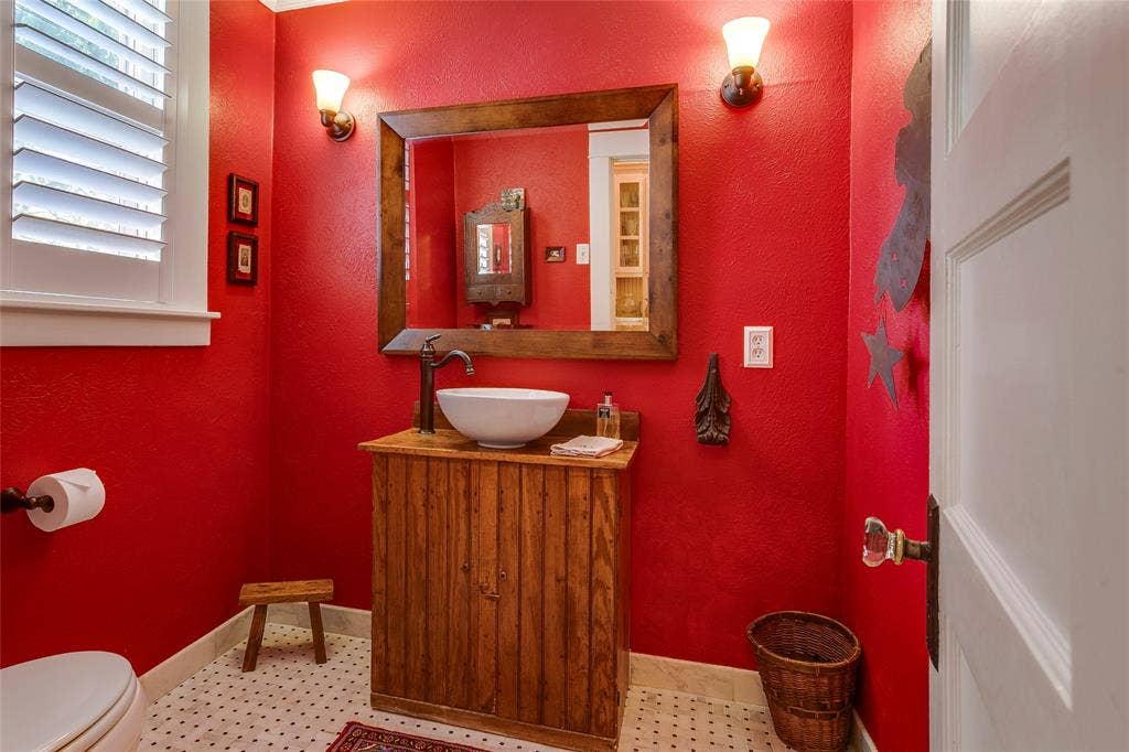 105 S Winnetka Avenue, Dallas, TX 75208 Downstairs powder bath