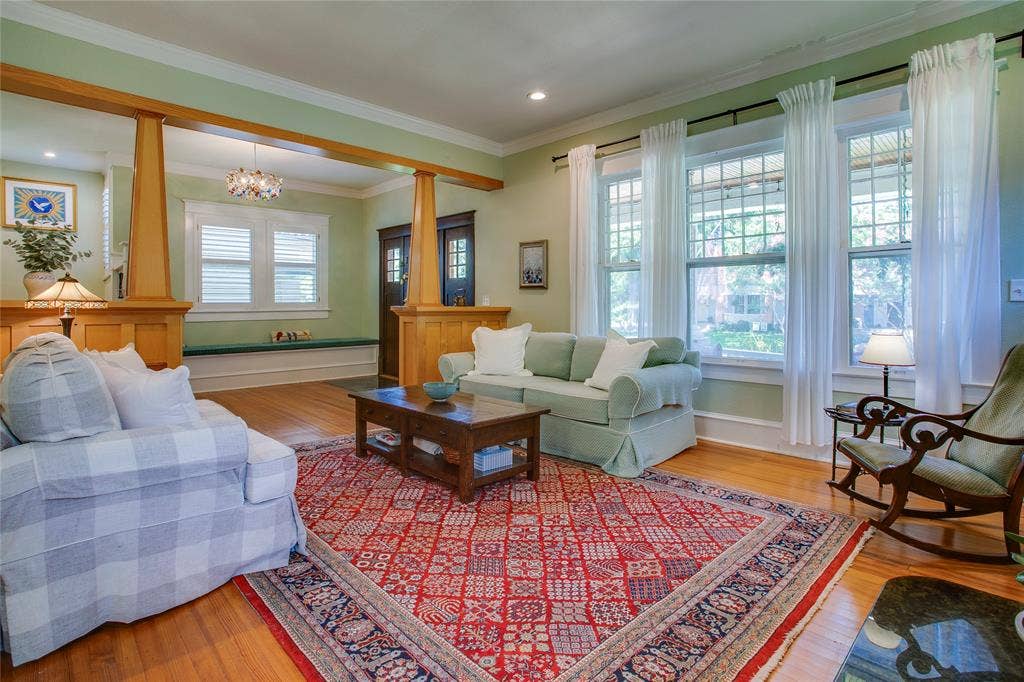 105 S Winnetka Avenue, Dallas, TX 75208 105 S Winnetka Avenue, Dallas, TX 75208