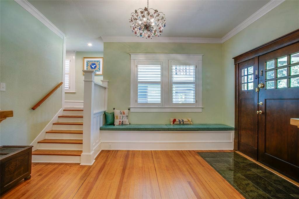105 S Winnetka Avenue, Dallas, TX 75208 Foyer
