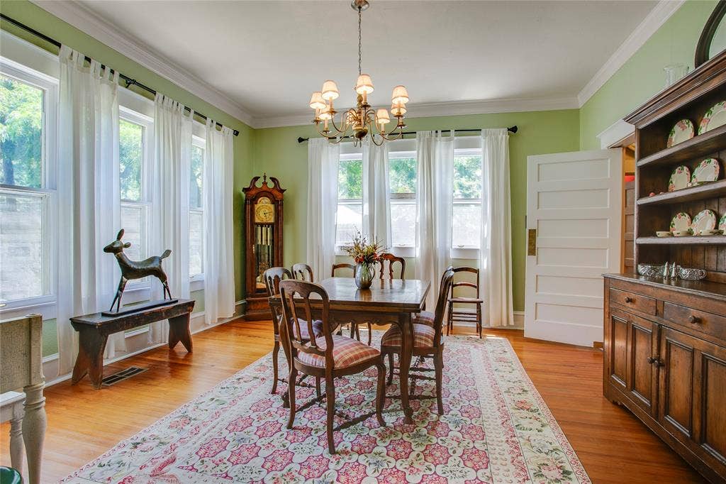 105 S Winnetka Avenue, Dallas, TX 75208 Large Formal Dining Room