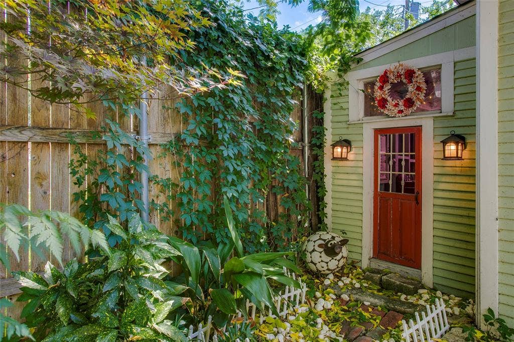 105 S Winnetka Avenue, Dallas, TX 75208 105 S Winnetka Avenue, Dallas, TX 75208