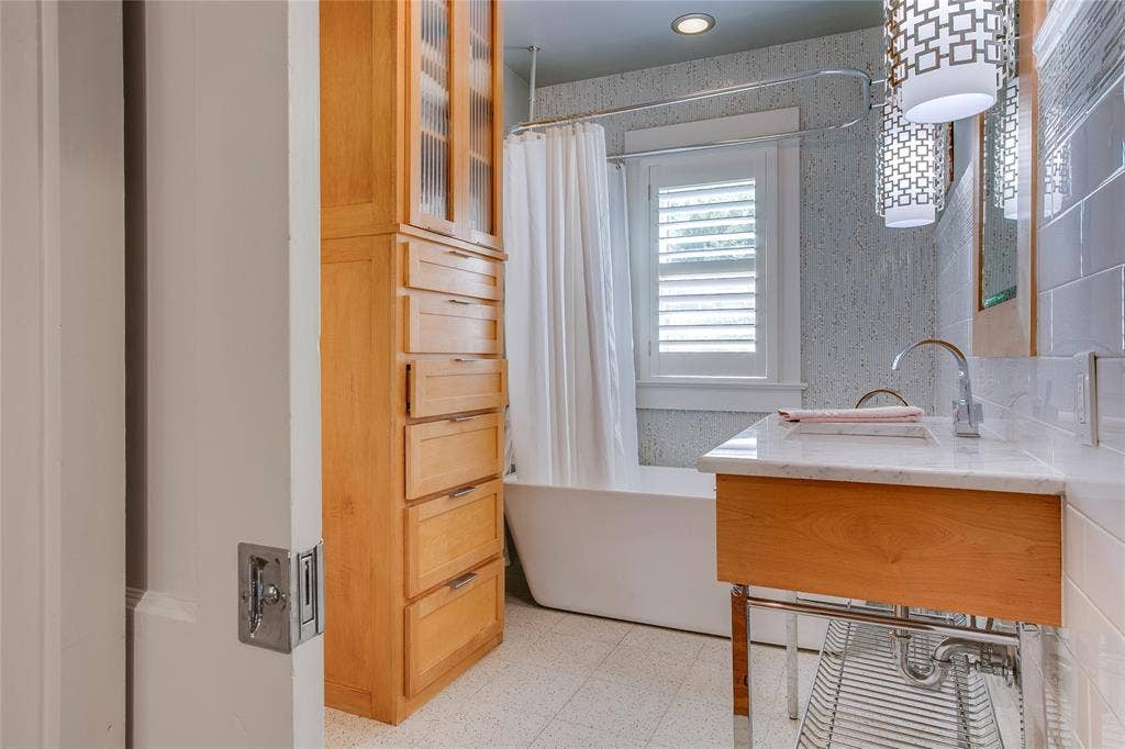 105 S Winnetka Avenue, Dallas, TX 75208 Upstairs hall bathroom