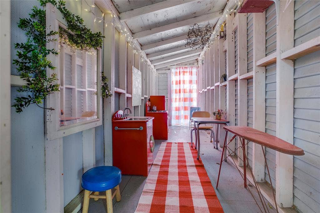 105 S Winnetka Avenue, Dallas, TX 75208 Children's Playhouse
