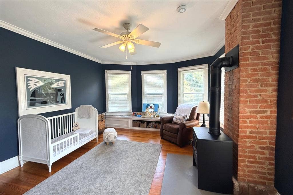 105 S Winnetka Avenue, Dallas, TX 75208 Southeast corner bedroom with bay window overlooking the streetscape below.