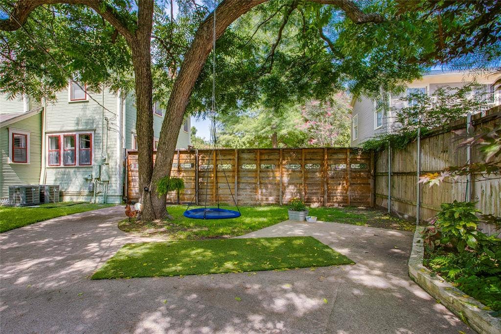 105 S Winnetka Avenue, Dallas, TX 75208 105 S Winnetka Avenue, Dallas, TX 75208