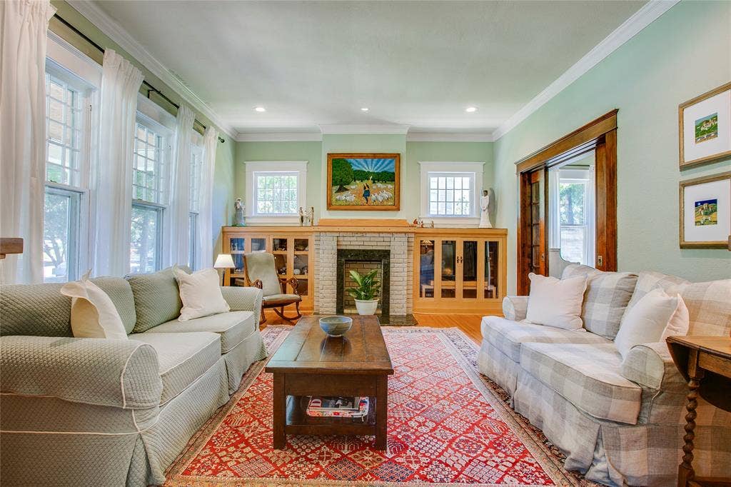105 S Winnetka Avenue, Dallas, TX 75208 Formal LIving Room