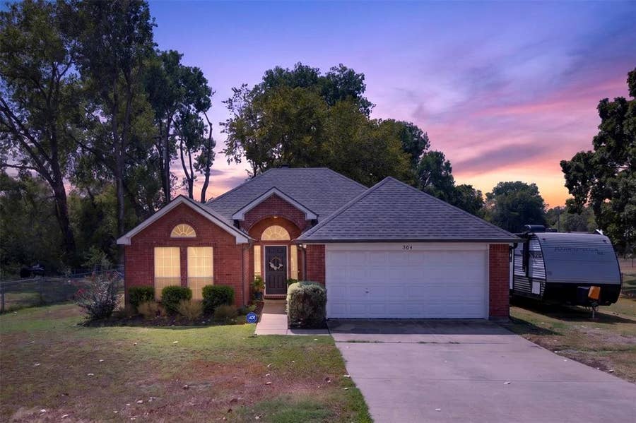 Property photo for 304 Daisy Road, Midlothian, TX