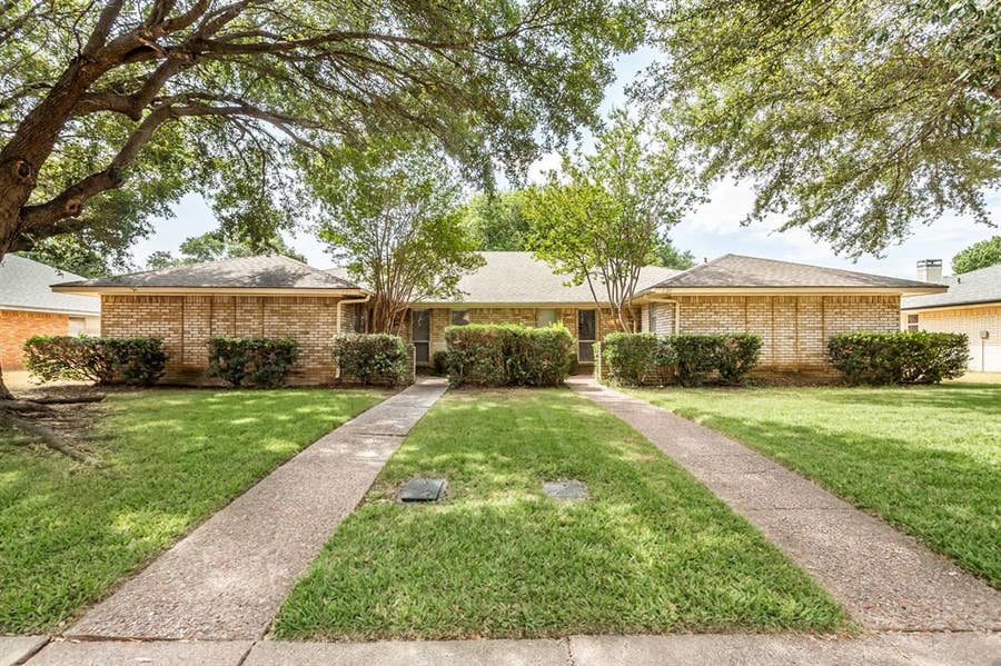 Property photo for 136 Shady Brook Drive, DeSoto, TX