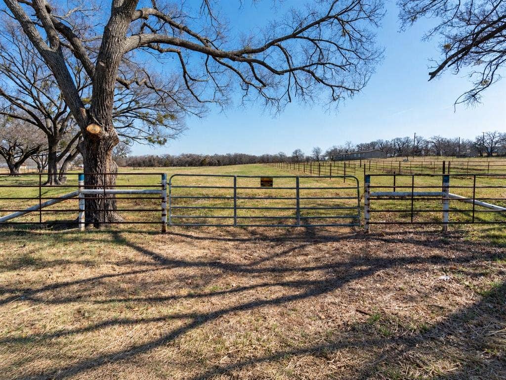 724 Gilliland Road, Springtown, TX 76082 724 Gilliland Road, Springtown, TX 76082