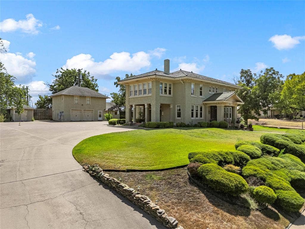 2424 Austin Avenue, Waco, TX 76701 Two-story main residence with a full-width covered porch
