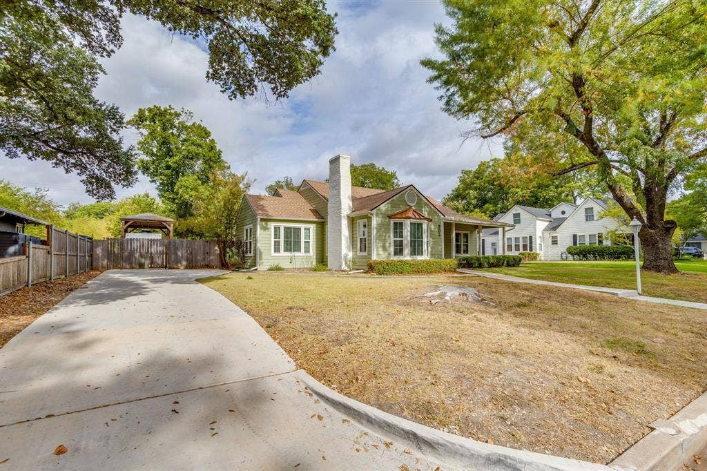 303 Harbin Avenue, Waxahachie, TX 75165