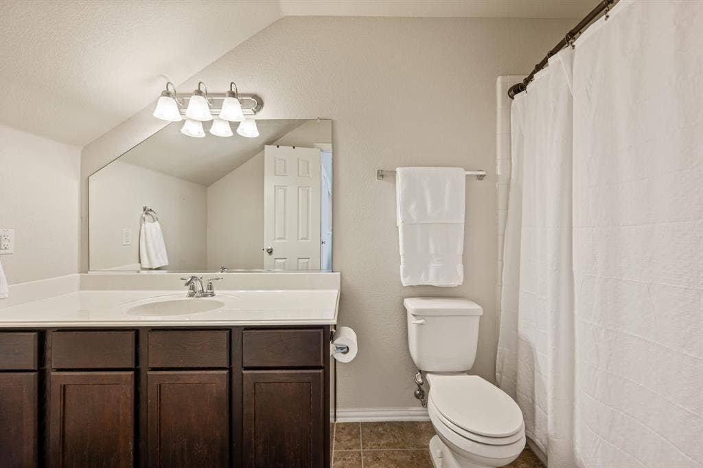 613 Ricochet Drive, Fort Worth, TX 76131 3rd full bathroom upstairs