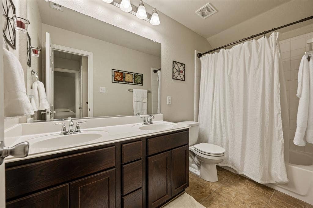 613 Ricochet Drive, Fort Worth, TX 76131 secondary bathroom near bedroom 2 and 3