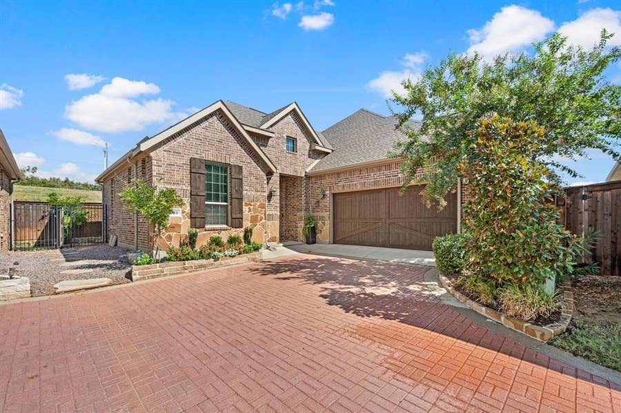 Property photo for 1833 Spotted Fawn Drive, Arlington, TX