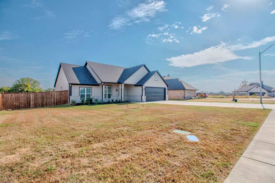 Property photo for 512 Austin Street, Callisburg, TX