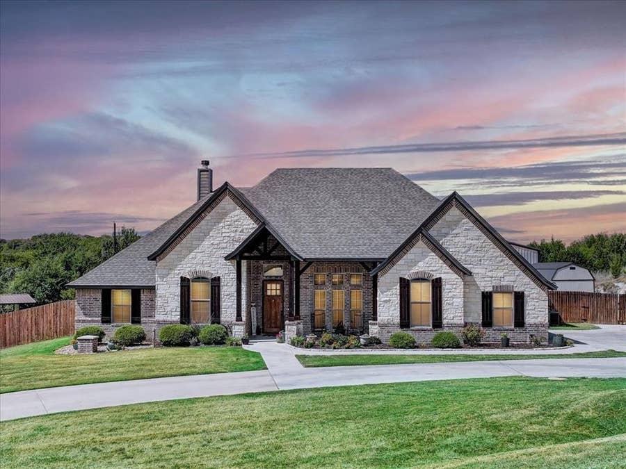 Property photo for 114 Summer Stone Court, Weatherford, TX