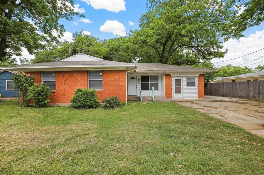 Property photo for 711 N Carroll Boulevard, Denton, TX