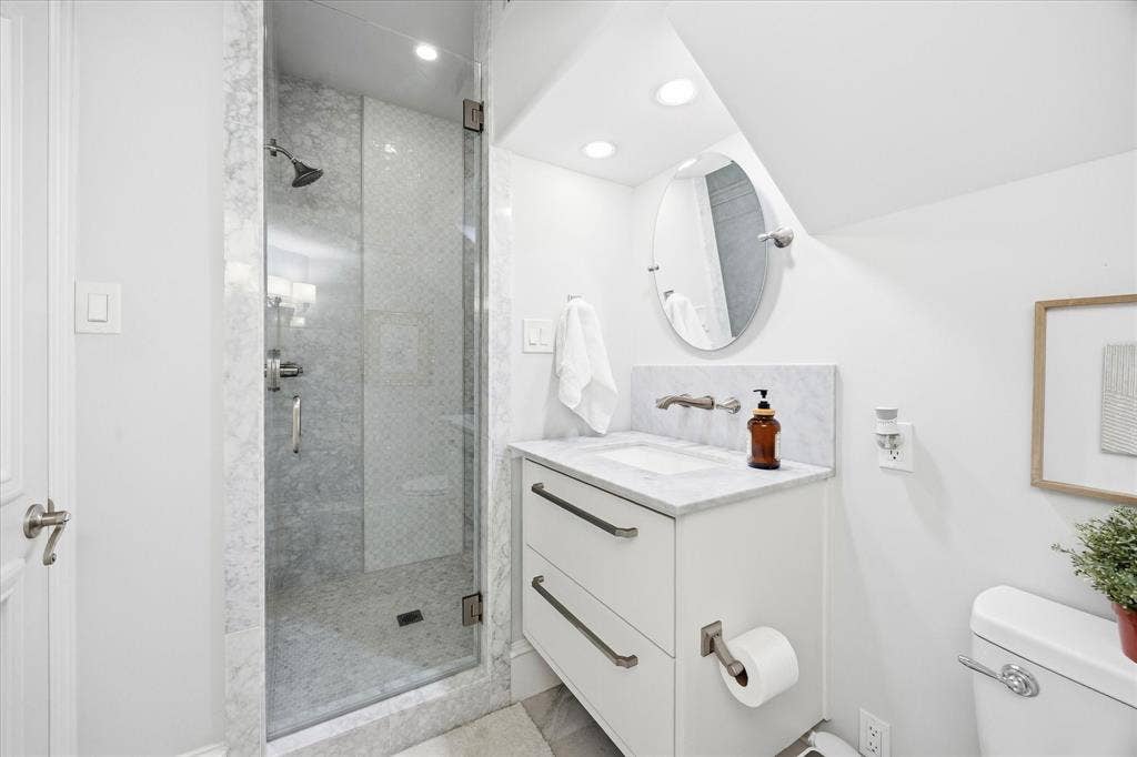 5024 Hummingbird Lane, Plano, TX 75093 1st Floor full bath