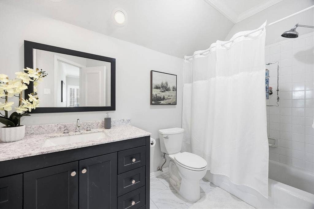 5024 Hummingbird Lane, Plano, TX 75093 2nd floor bathroom