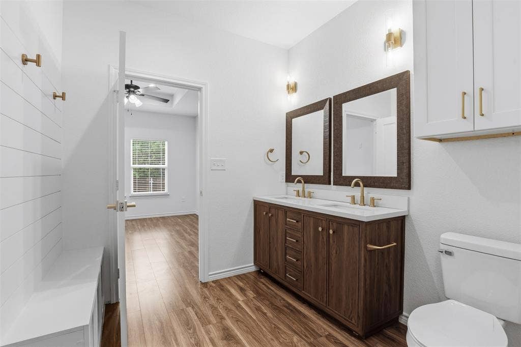 5718 Barkridge Drive, Granbury, TX 76048 Doubel Vanity Sink