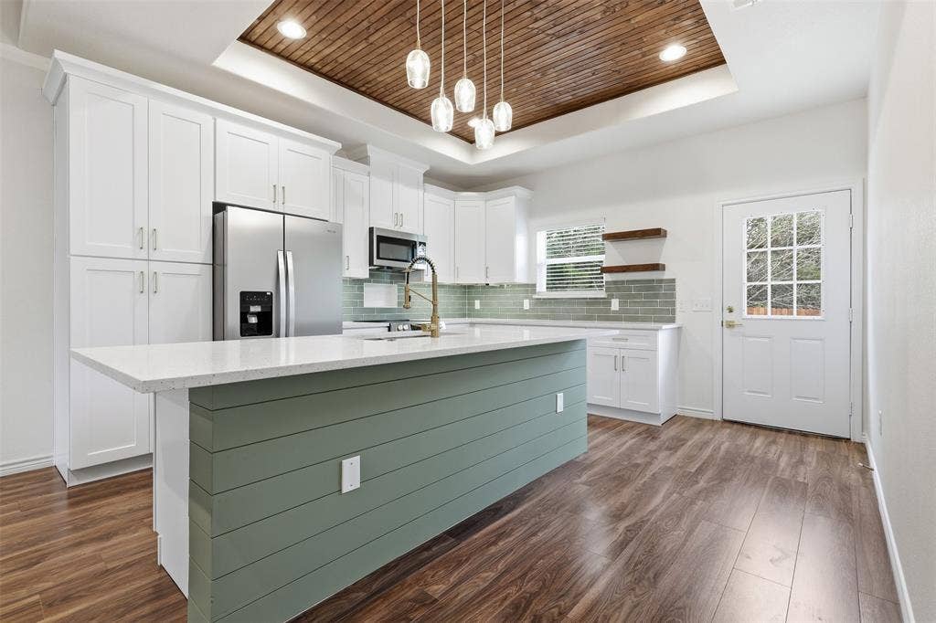 5718 Barkridge Drive, Granbury, TX 76048 5718 Barkridge Drive, Granbury, TX 76048