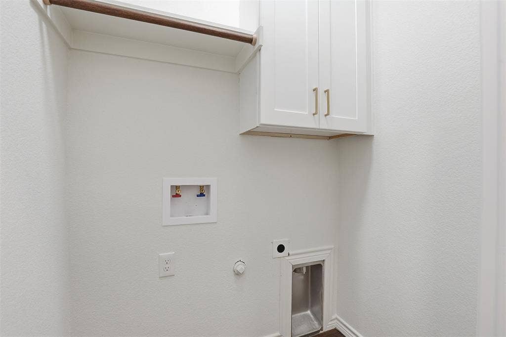 5718 Barkridge Drive, Granbury, TX 76048 Laundry with Hanging Racke