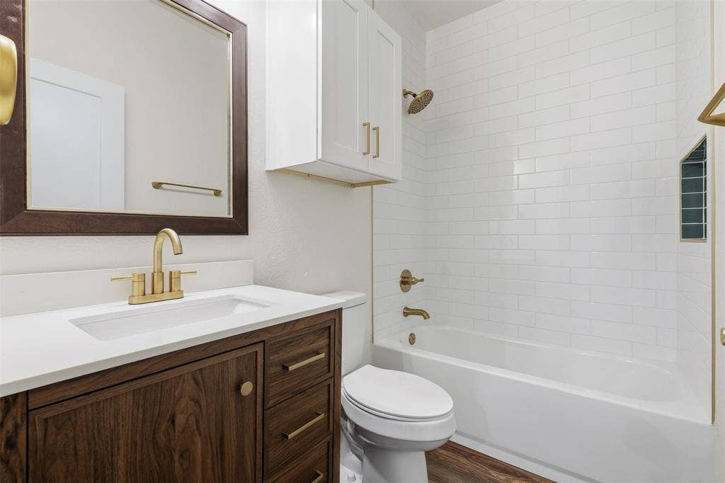 5718 Barkridge Drive, Granbury, TX 76048 2nd Bathroom with built in niche for shower needs