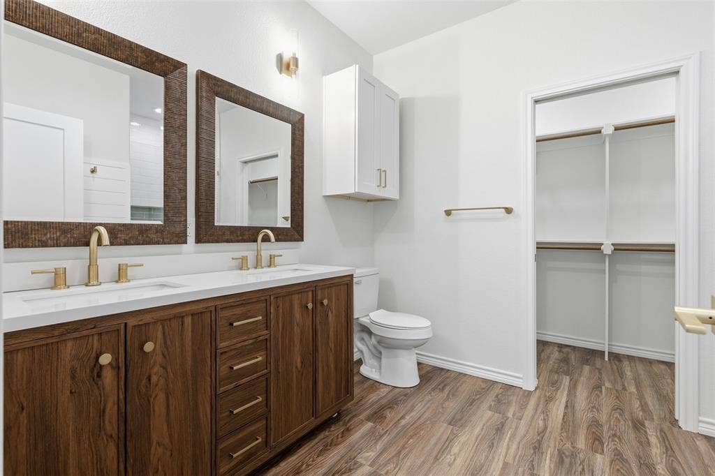 5718 Barkridge Drive, Granbury, TX 76048 Double Vanity Sink