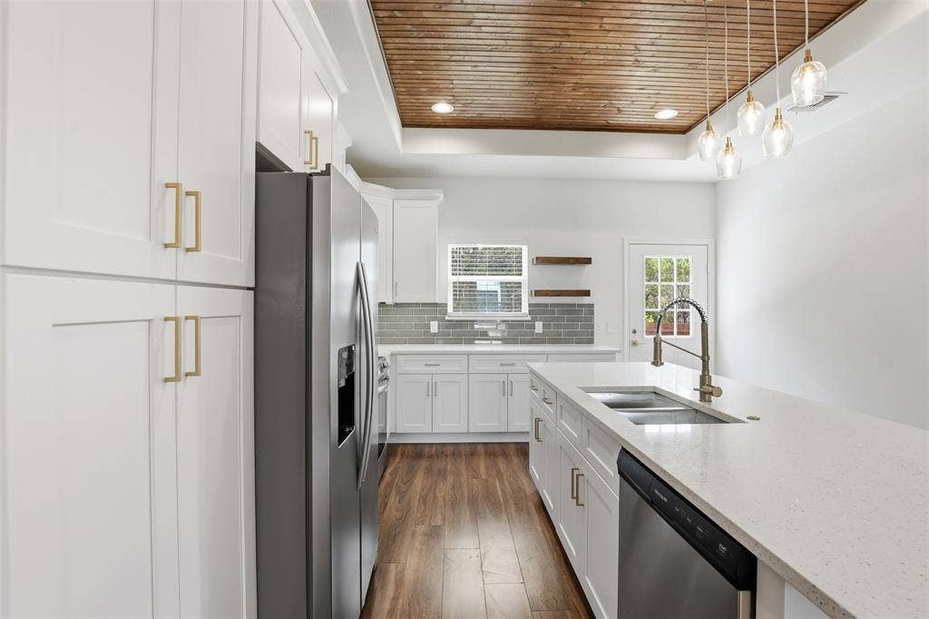 5718 Barkridge Drive, Granbury, TX 76048 5718 Barkridge Drive, Granbury, TX 76048