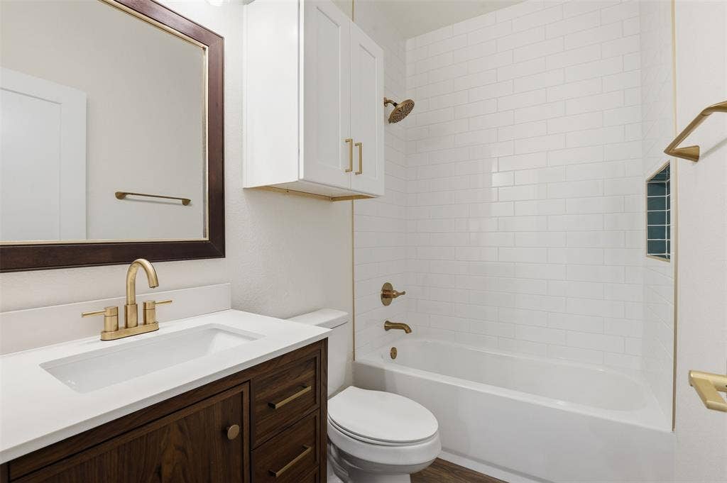 5718 Barkridge Drive, Granbury, TX 76048 5718 Barkridge Drive, Granbury, TX 76048