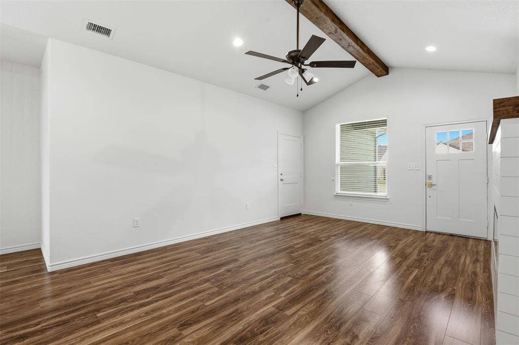 5718 Barkridge Drive, Granbury, TX 76048 Vaulted Ceiling Living Room