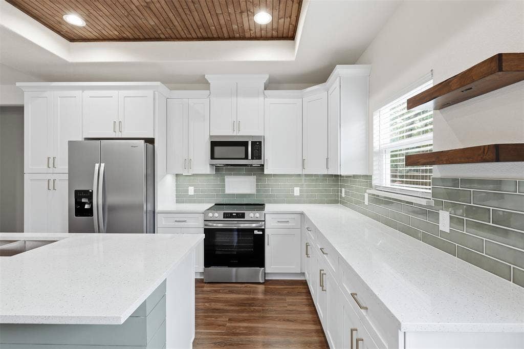 5718 Barkridge Drive, Granbury, TX 76048 Undermount Cabinet lighting.