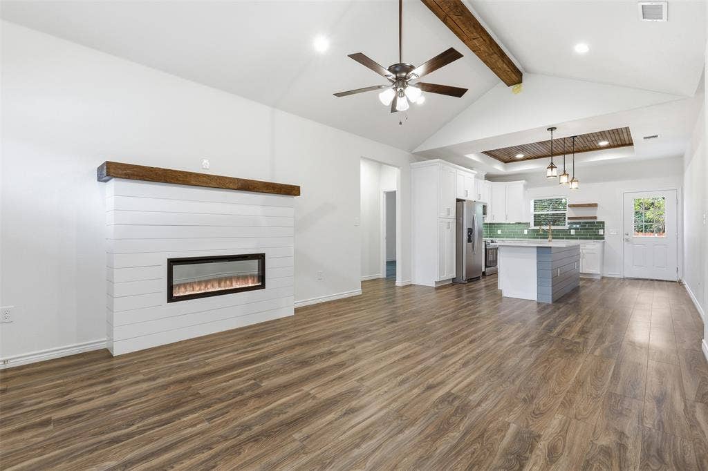 5718 Barkridge Drive, Granbury, TX 76048 Open Floor Plan with Eat in Kithen Bar