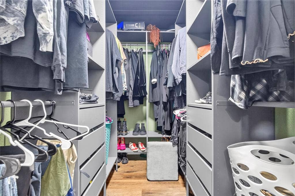2715 Barrington Place, Arlington, TX 76014 Main Closet